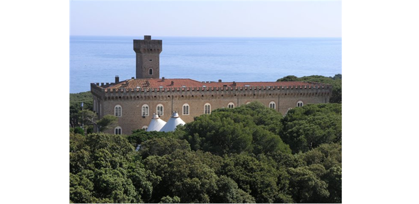 Blick auf das Castello Pasquini, in dem ganzjährig Sprachkurse stattfinden.