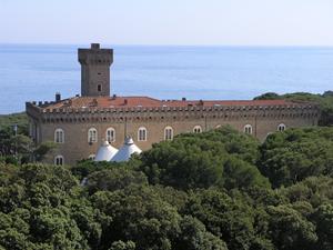 Ferien in Italien: Das Castello Pasquini ist eines der Wahrzeichen Castiglioncellos. Ganzjährig werden hier Sprachkurse der Pasolini Sprachschule angeboten.