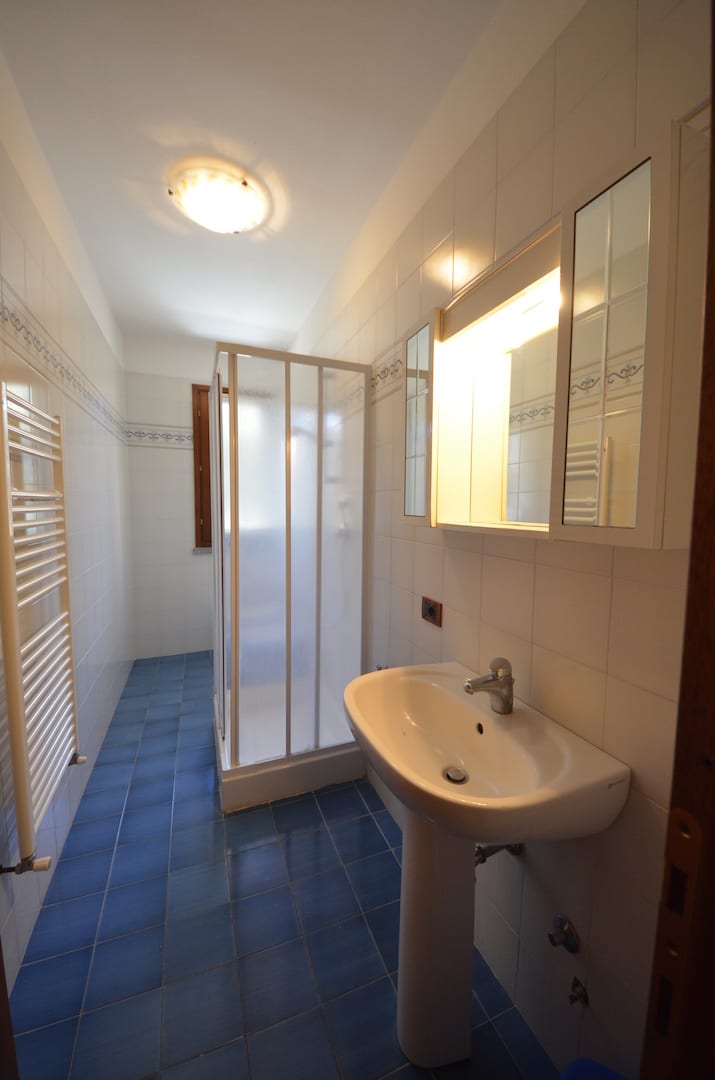 Blue bathroom at Villa Casa Marina
