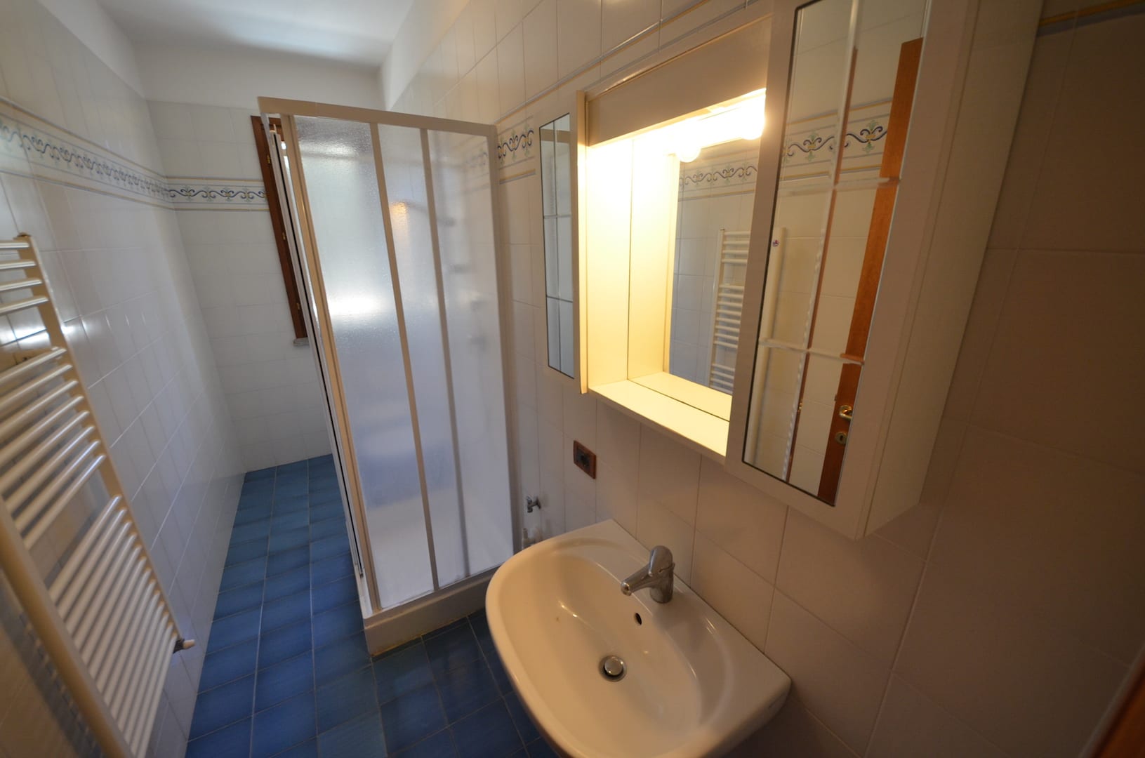 Bathroom with shower at Villa Casa Marina