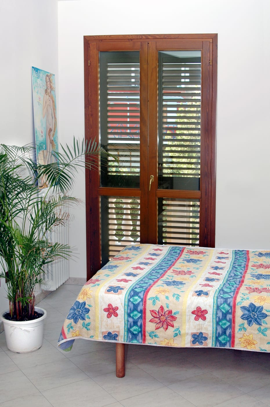 Bedroom with blue bedspread in Villa Casa Marina