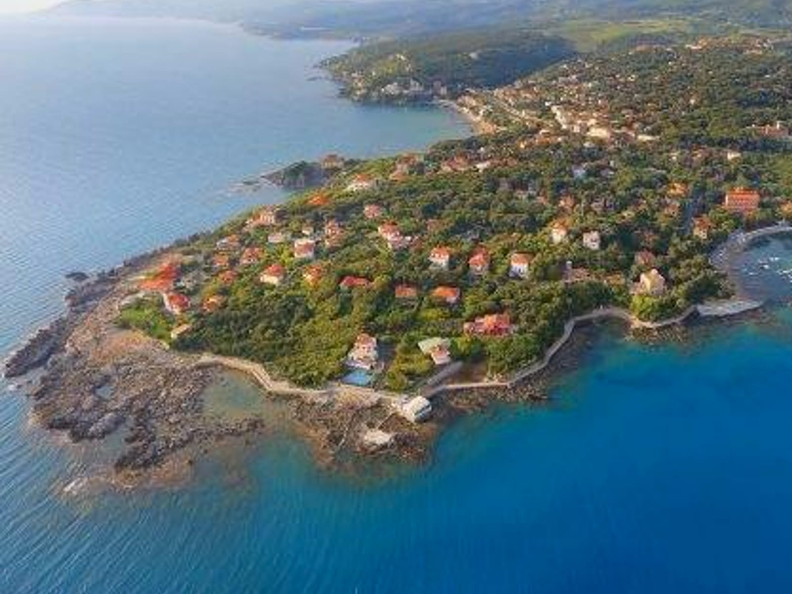 Luftpanorama von Castiglioncello und der Felsenküste