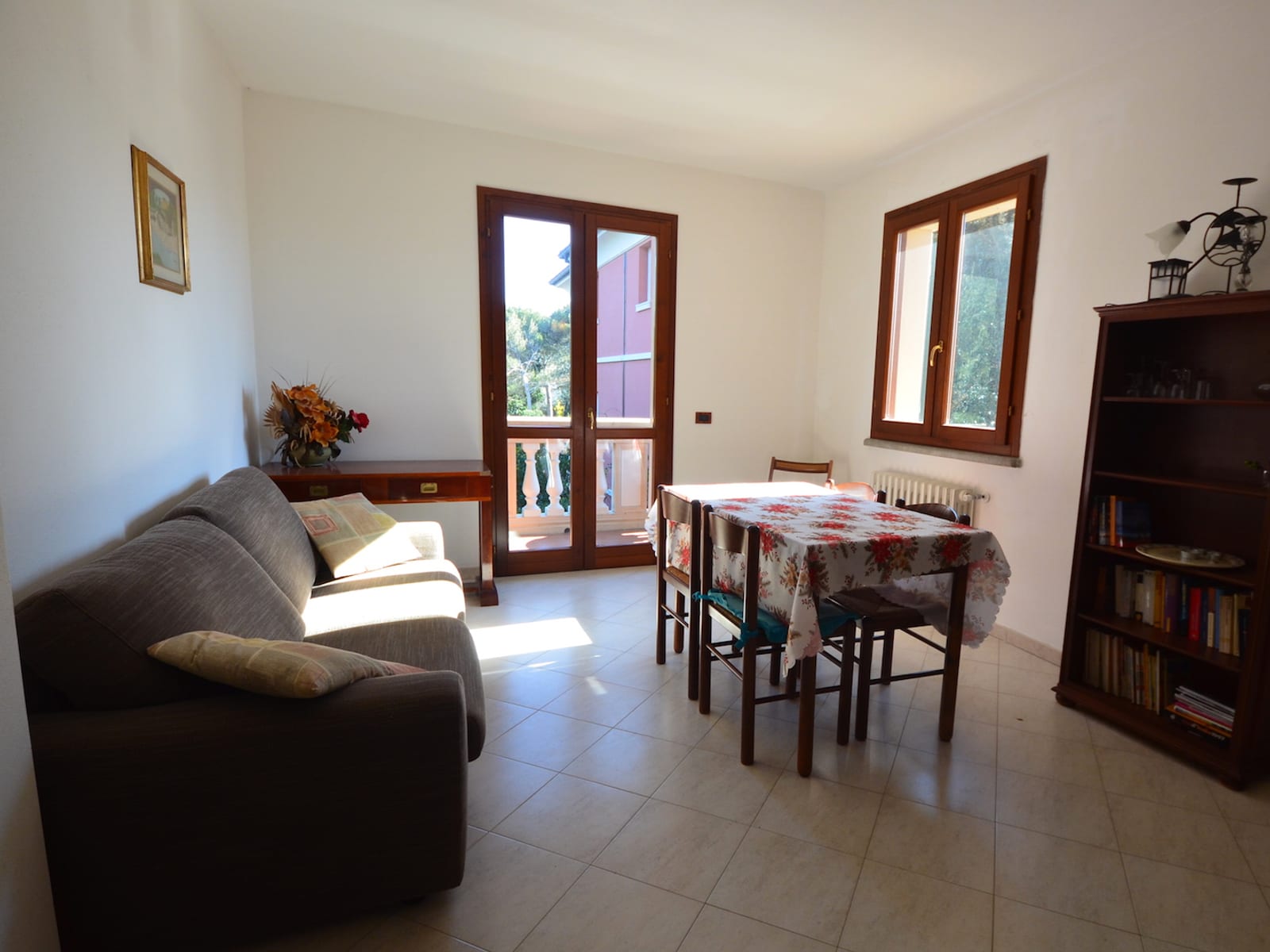 Wohn- und Esszimmer mit Balkon in der Villa Casa Marina