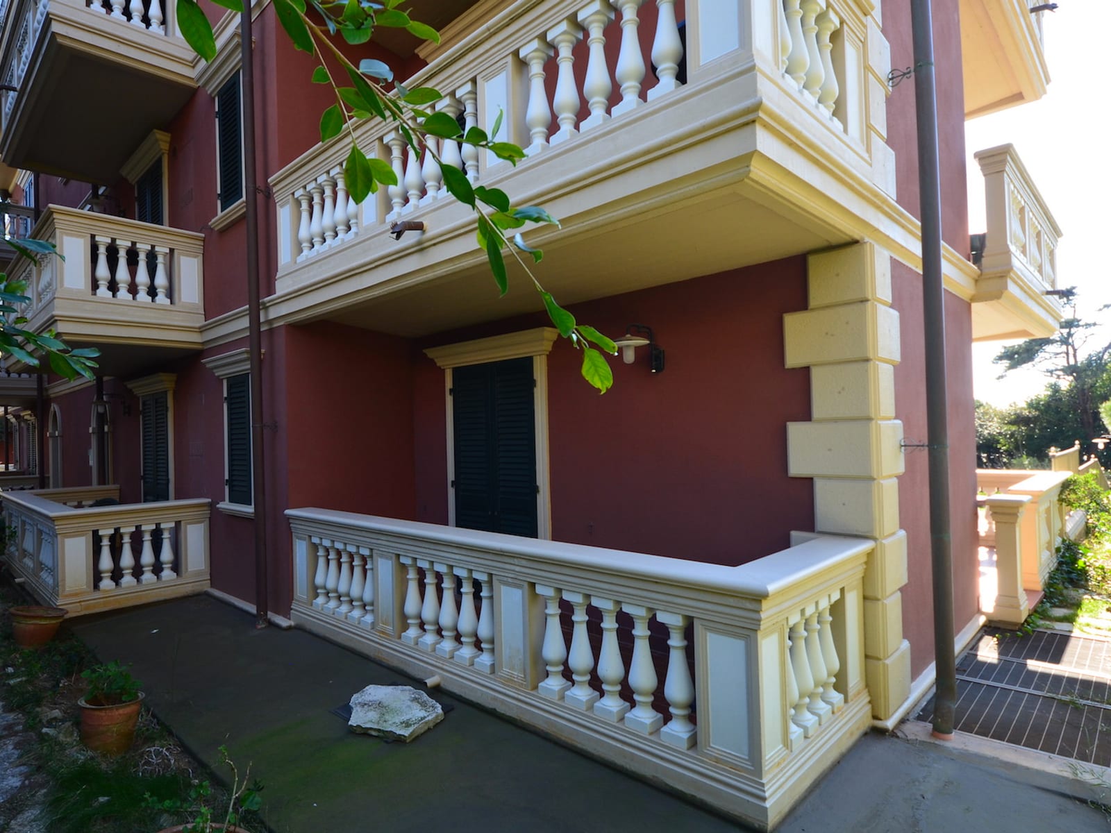 Balkone und Innenhof der Villa Casa Marina