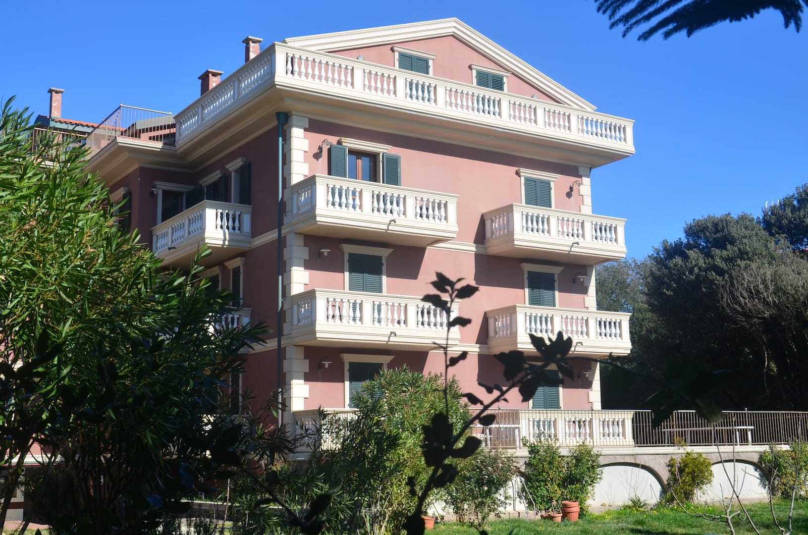 Bright facade of Villa Casa Marina