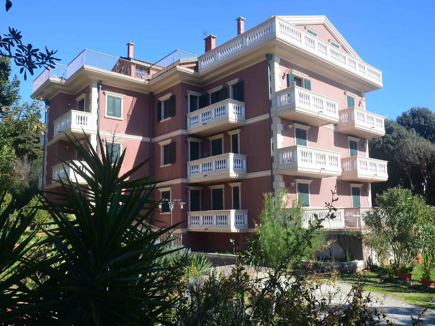 Villa Casa Marina with palms